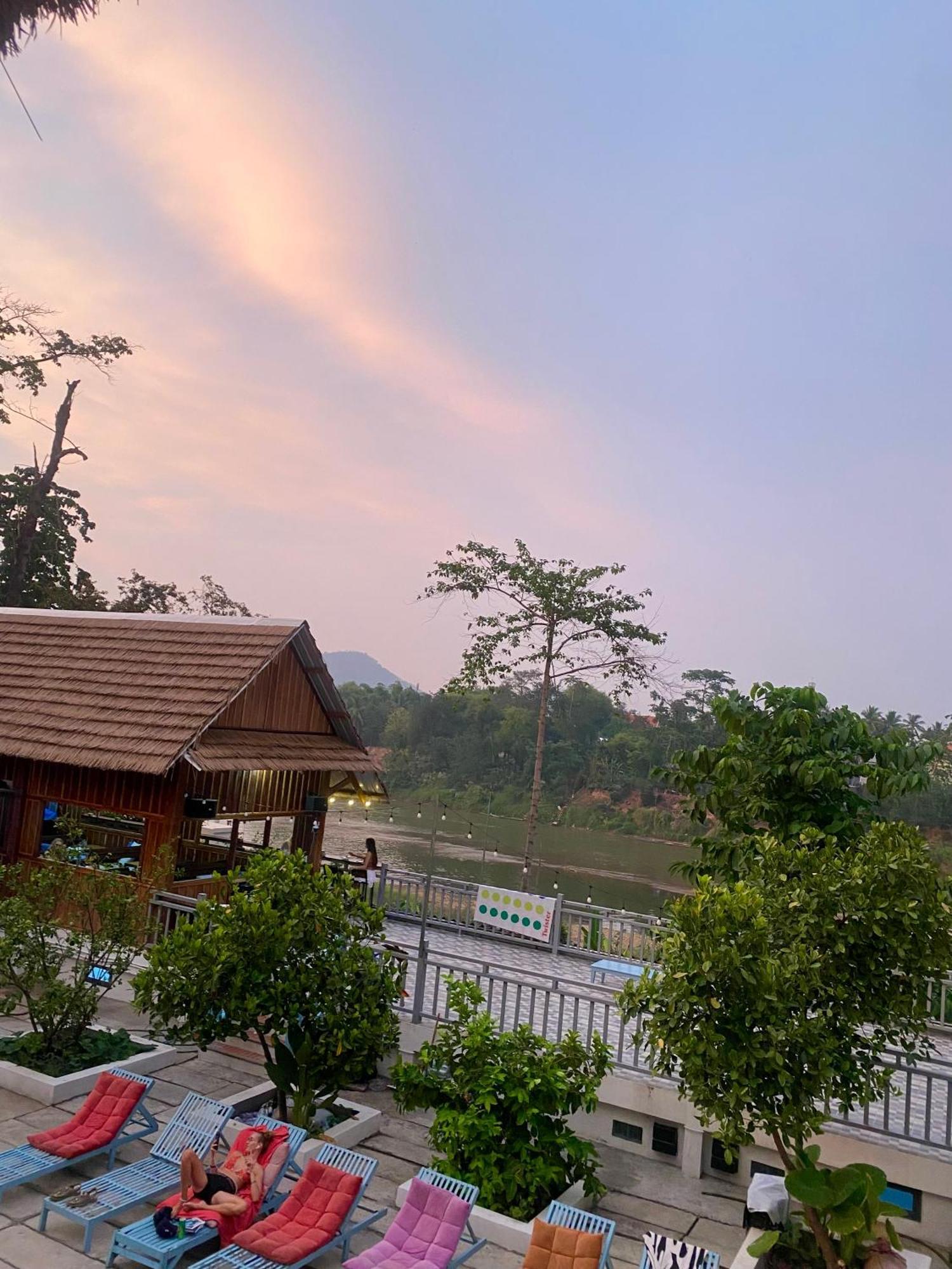Sunrise Riverside Pool Hostel Luang Prabang Bagian luar foto