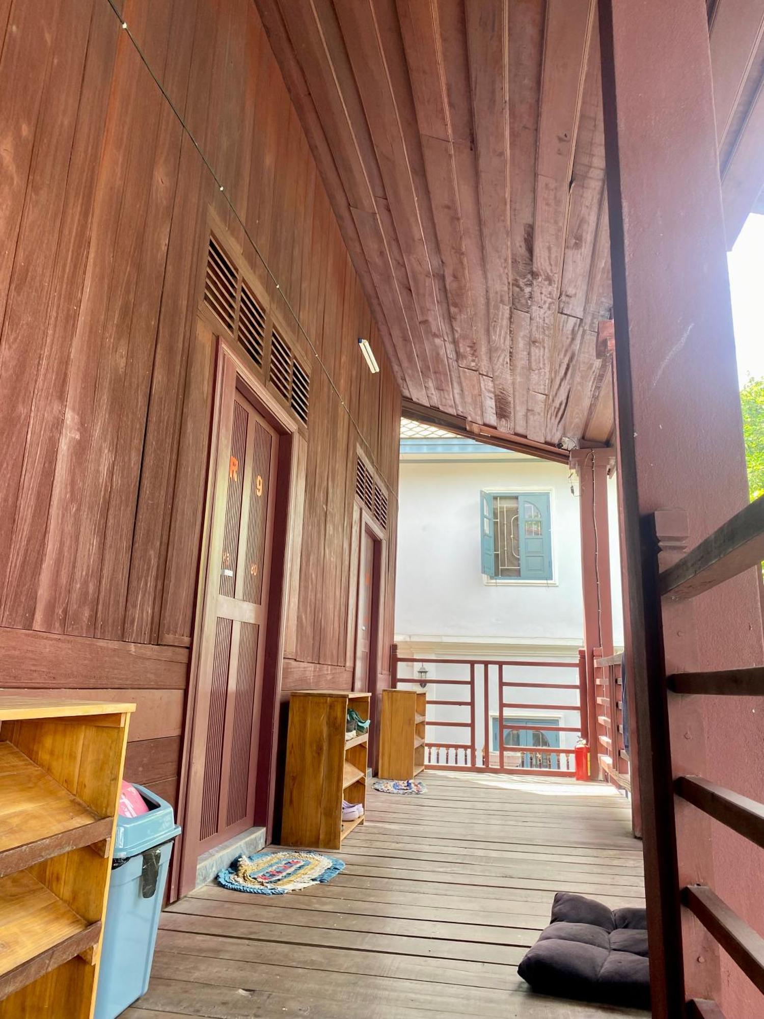 Sunrise Riverside Pool Hostel Luang Prabang Bagian luar foto